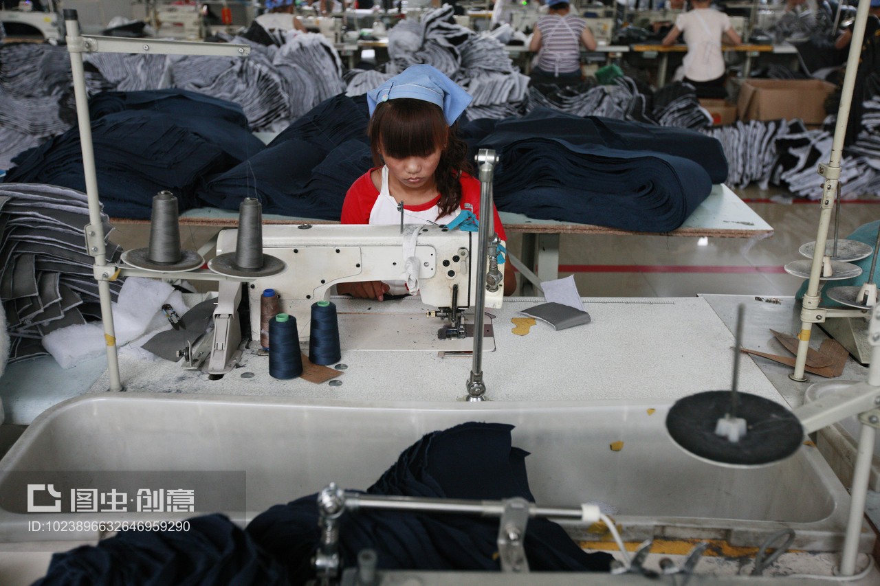 安徽省淮北市秋艷服裝廠,女工在生產(chǎn)車(chē)間內(nèi)加工出口到歐美地區(qū)的服裝產(chǎn)品。